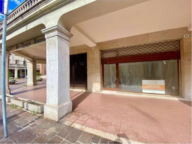 Locale Commerciale in affitto a Mestre-Carpenedo, Venezia