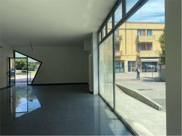 Locale Commerciale in affitto a Mestre-Carpenedo, Venezia