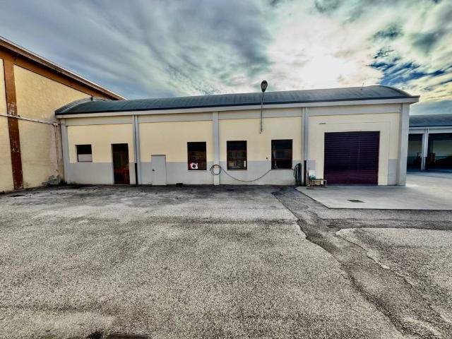 Locale Commerciale in affitto a Mestre-Carpenedo, Venezia