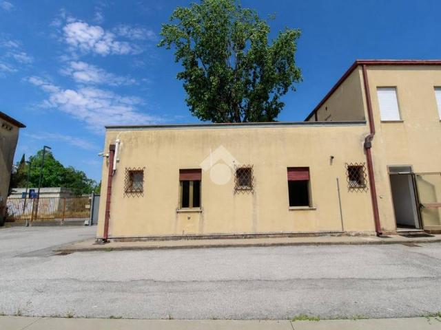 Locale Commerciale in affitto a Mestre-Carpenedo, Venezia