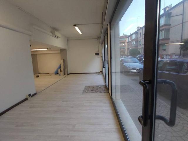 Locale Commerciale in affitto a Mestre-Carpenedo, Venezia