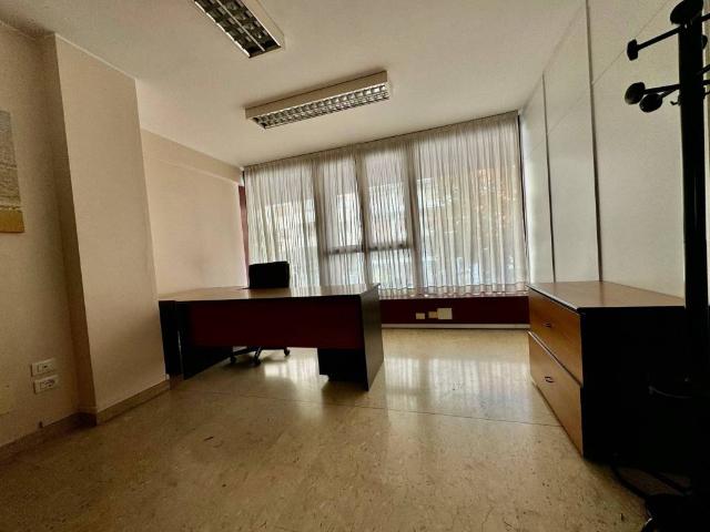 Locale Commerciale in affitto a Mestre-Carpenedo, Venezia