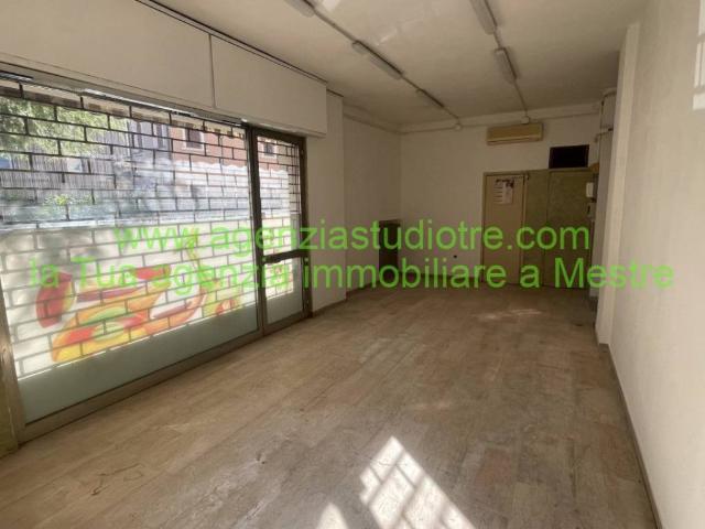 Locale Commerciale in affitto a Mestre-Carpenedo, Venezia