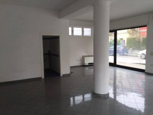 Locale Commerciale in affitto a Mestre-Carpenedo, Venezia