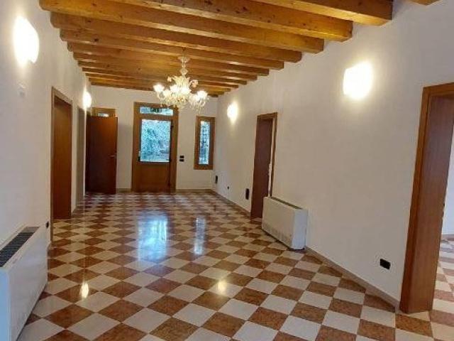 Locale Commerciale in affitto a Mestre-Carpenedo, Venezia