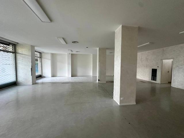 Locale Commerciale in affitto a Mestre-Carpenedo, Venezia