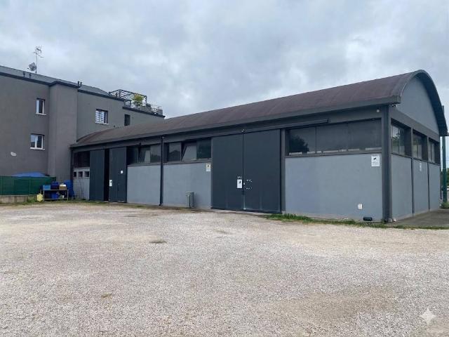 Locale Commerciale in affitto a Mestre-Carpenedo, Venezia