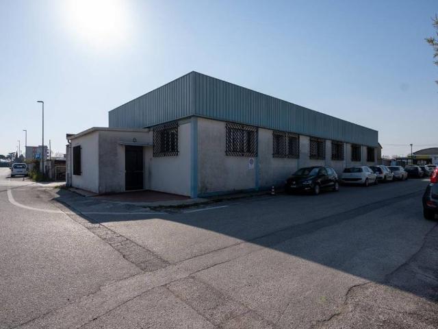 Locale Commerciale in affitto a Mestre-Carpenedo, Venezia