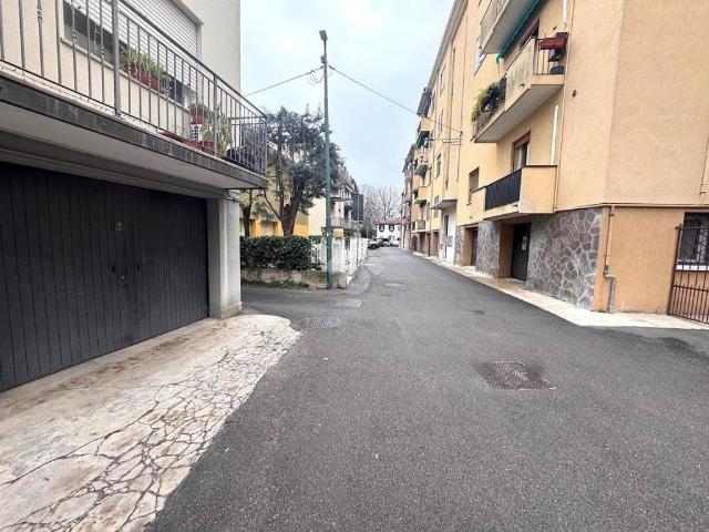 Locale Commerciale in affitto a Mestre-Carpenedo, Venezia