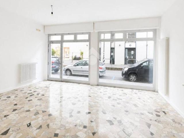 Locale Commerciale in affitto a Mestre-Carpenedo, Venezia