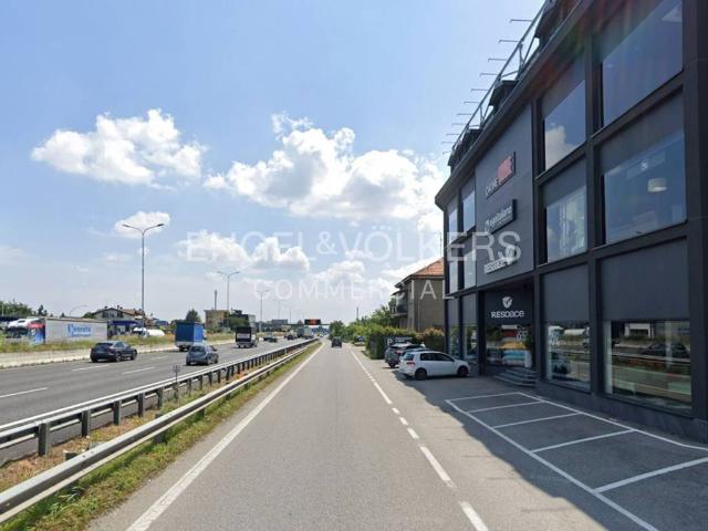 Locale Commerciale in affitto a Verano Brianza, Lombardia