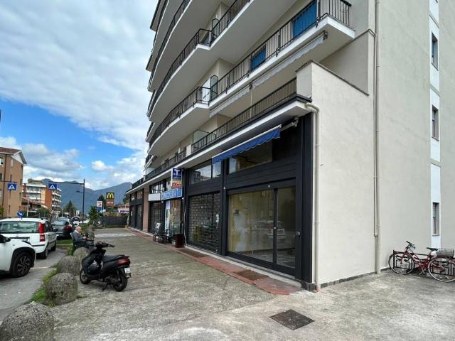 Locale Commerciale in affitto a Pallanza, Piemonte
