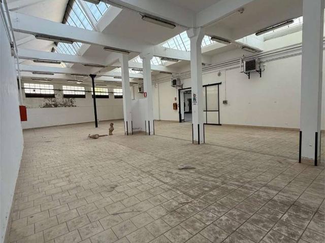 Locale Commerciale in affitto a Intra, Piemonte