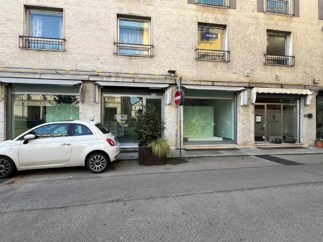 Locale Commerciale in affitto a Centro, Piemonte