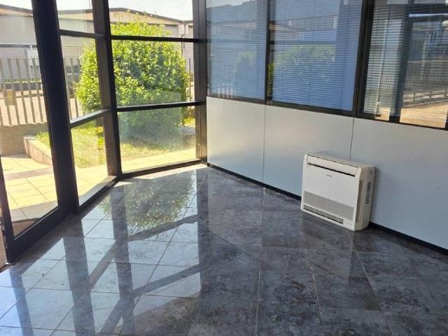 Locale Commerciale in affitto a Verdellino, Lombardia