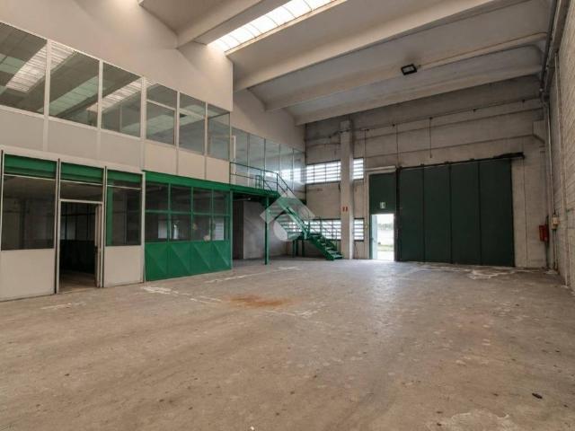 Locale Commerciale in affitto a Verdellino, Lombardia