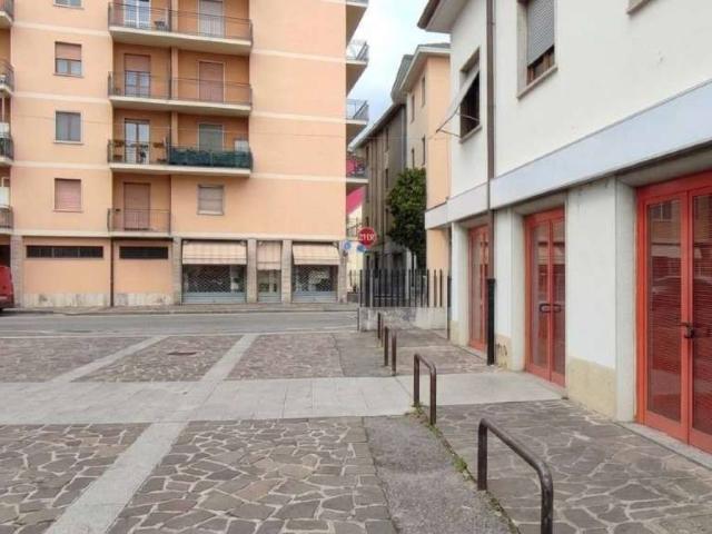 Locale Commerciale in affitto a Verdello, Lombardia
