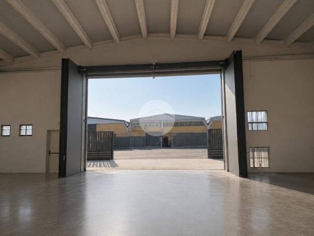 Locale Commerciale in affitto a Verdello, Lombardia