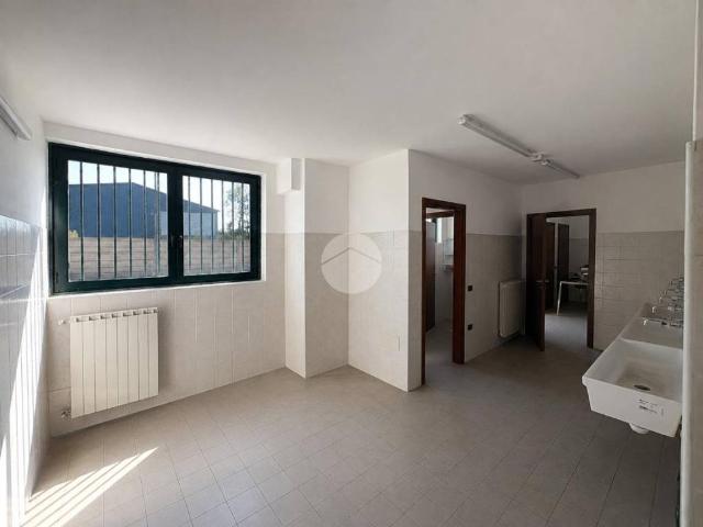 Locale Commerciale in affitto a Verdello, Lombardia