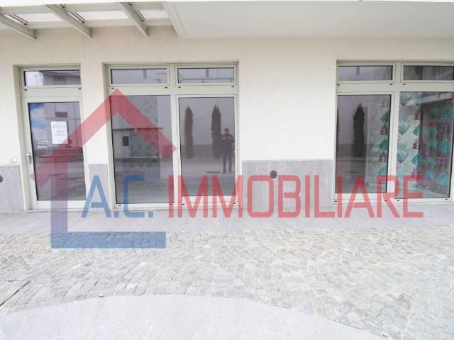 Locale Commerciale in affitto a Sesona, Vergiate
