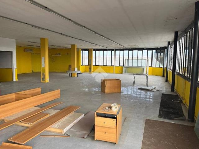 Locale Commerciale in affitto a Unione dei Comuni I Fontanili, Vermezzo