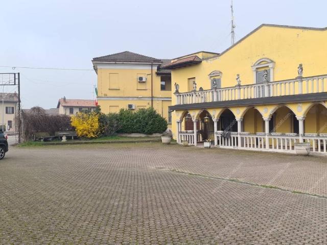 Locale Commerciale in affitto a Vernate, Lombardia