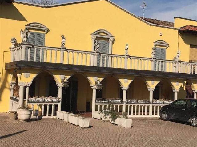 Locale Commerciale in affitto a Vernate, Lombardia