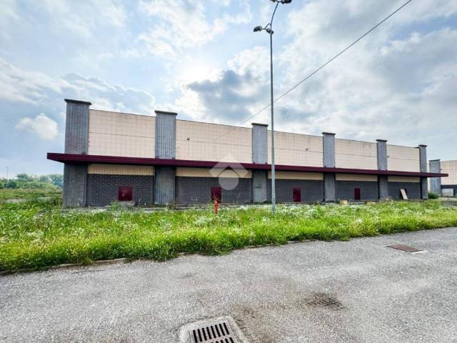 Locale Commerciale in affitto a Verolanuova, Lombardia