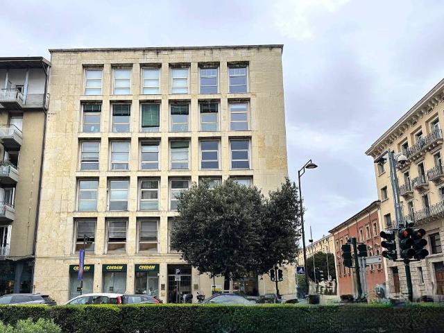 Locale Commerciale in affitto a Centro storico, Brenzone