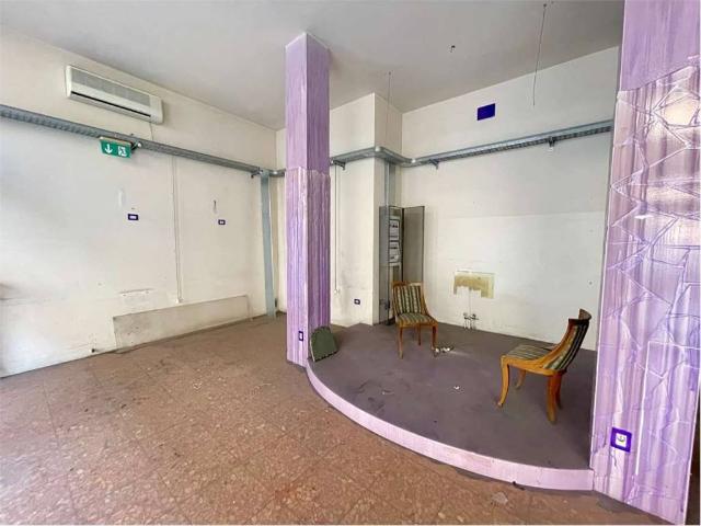 Locale Commerciale in affitto a Est, Brenzone