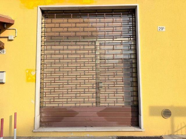 Locale Commerciale in affitto a Sud-Ovest, Brenzone