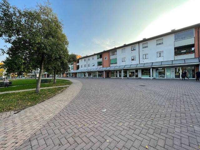 Locale Commerciale in affitto a Ovest, Brenzone