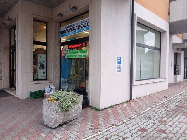 Locale Commerciale in affitto a Verona, San Massimo