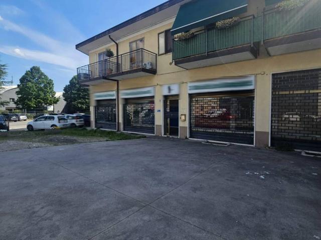 Locale Commerciale in affitto a Sud, Brenzone