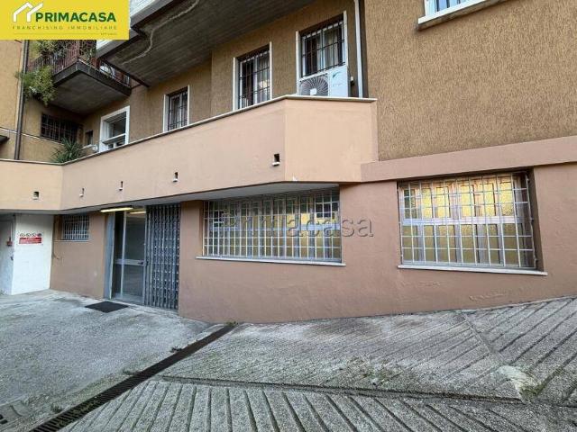 Locale Commerciale in affitto a Sud-Ovest, Brenzone