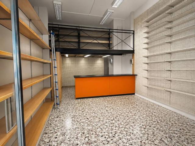 Locale Commerciale in affitto a Ovest, Brenzone