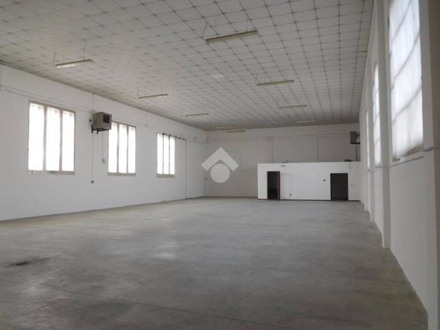 Locale Commerciale in affitto a Sud, Brenzone