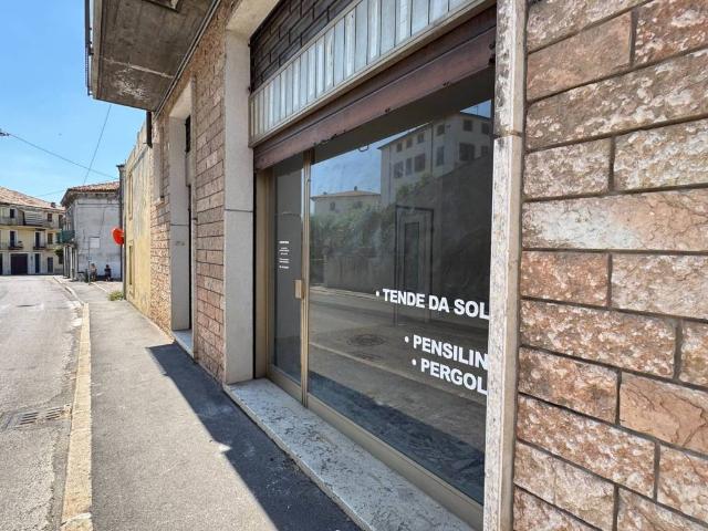 Locale Commerciale in affitto a Ponte Crencano, Verona