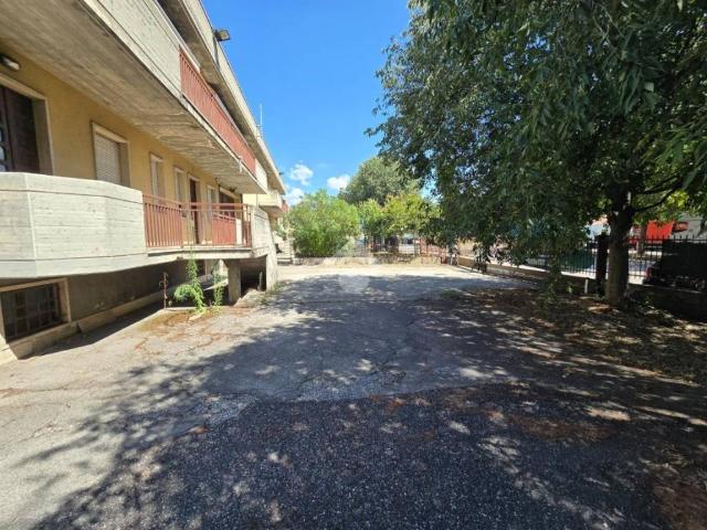 Locale Commerciale in affitto a Basson, Brenzone