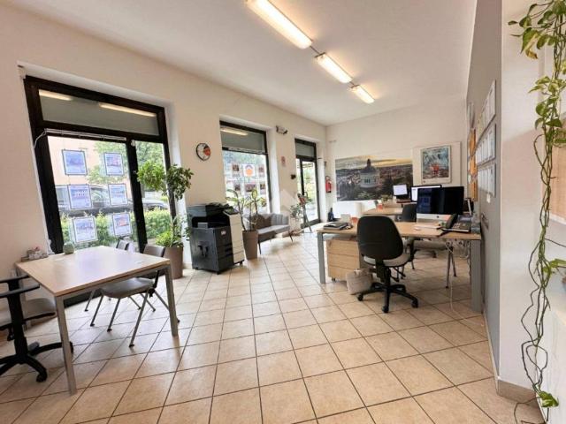 Locale Commerciale in affitto a Sud-Est, Brenzone