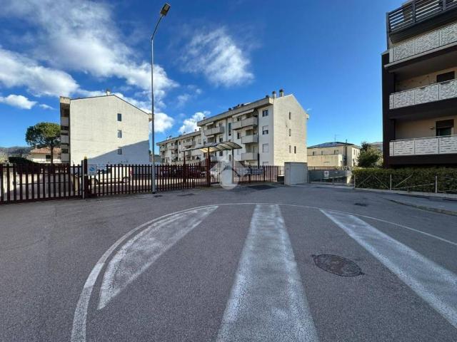 Locale Commerciale in affitto a Quinzano, Brenzone