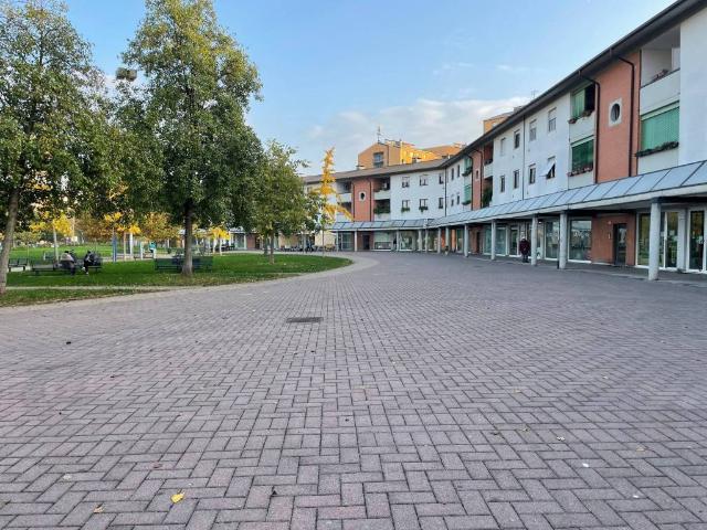 Locale Commerciale in affitto a Ovest, Brenzone