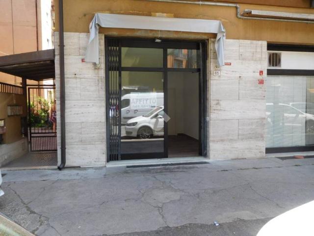 Locale Commerciale in affitto a Sud-Ovest, Brenzone