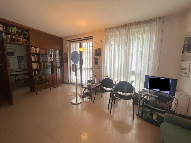 Locale Commerciale in affitto a Ovest, Brenzone