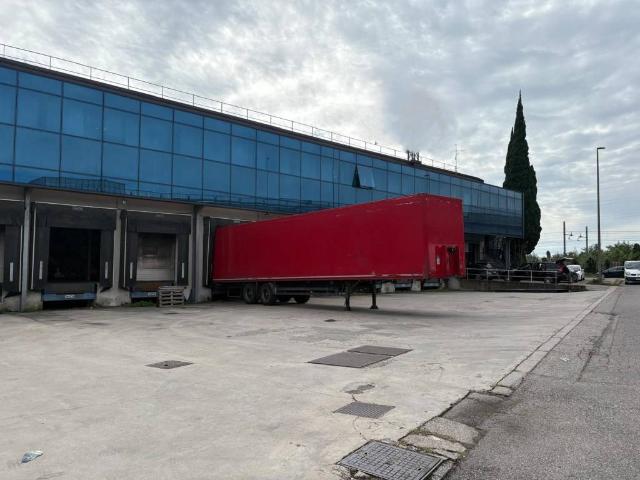 Locale Commerciale in affitto a Sud-Ovest, Brenzone