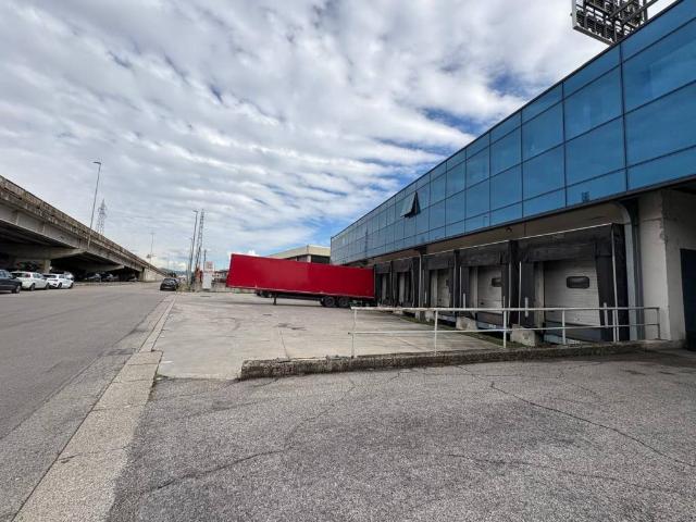 Locale Commerciale in affitto a Ovest, Brenzone