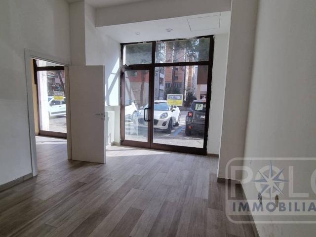 Locale Commerciale in affitto a Verona