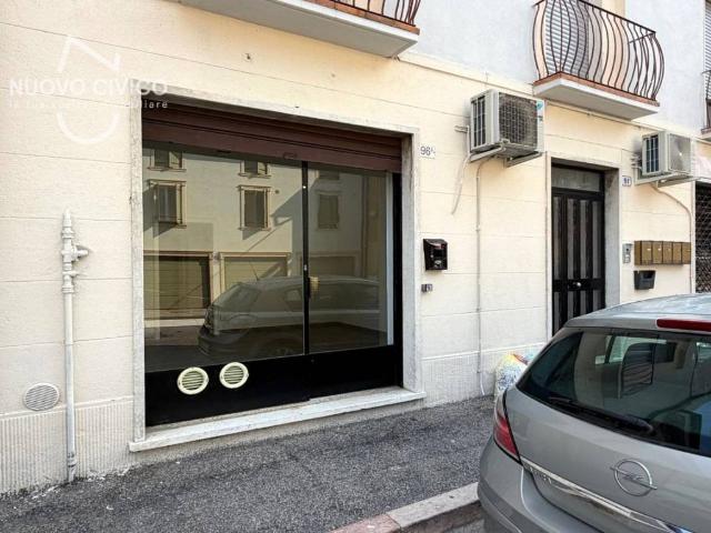Locale Commerciale in affitto a Sud-Est, Brenzone