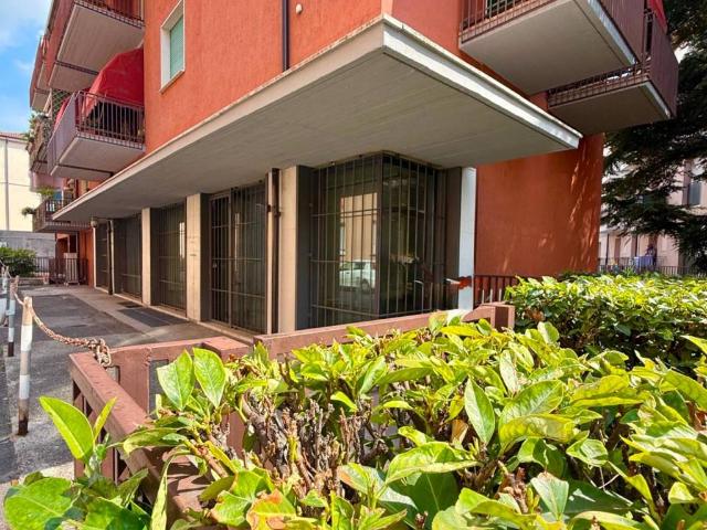 Locale Commerciale in affitto a Sud-Ovest, Brenzone