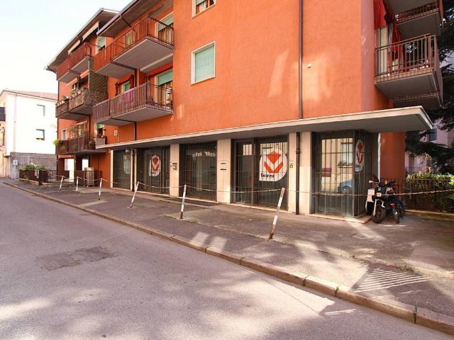 Locale Commerciale in affitto a Sud-Ovest, Brenzone